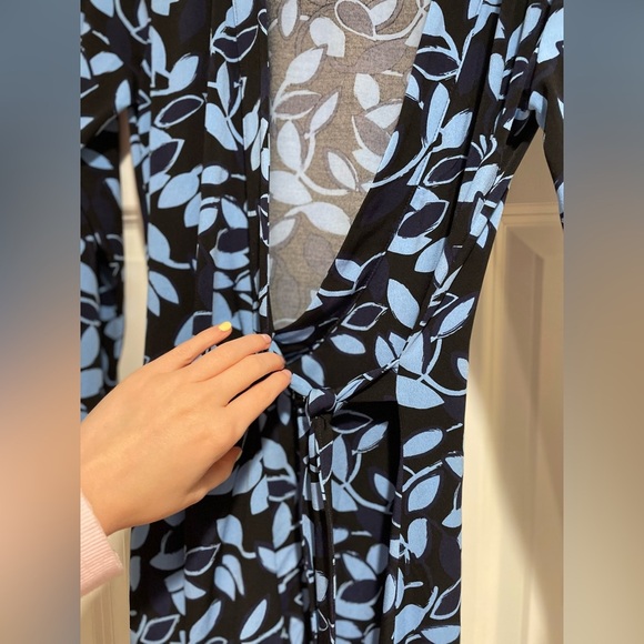 Chic Black & Blue Wrap Dress with Leaf Print – Size S BCBG - Picture 3 of 4